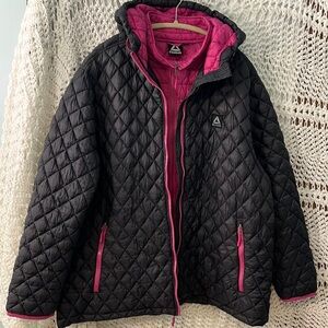 Reebok women’s 2X light weight, hooded jacket. Very good preowned condition.